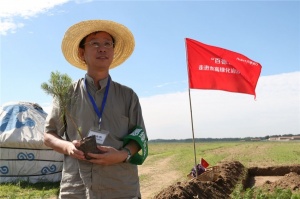 百德带领大家伙植树